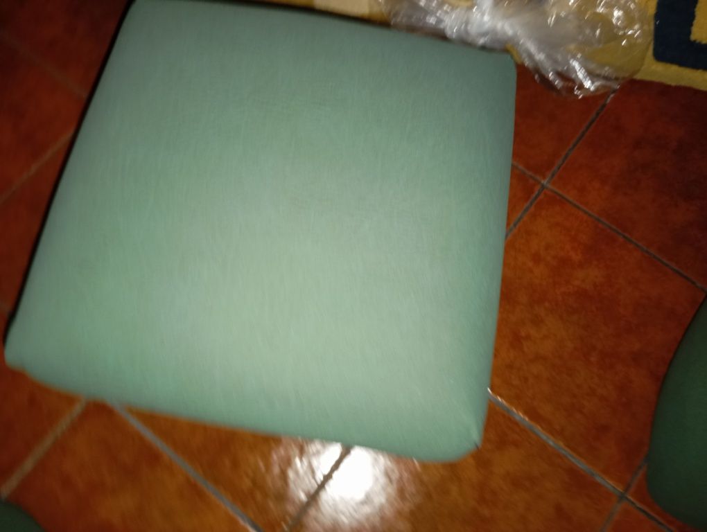Puf de cor verde lavavel