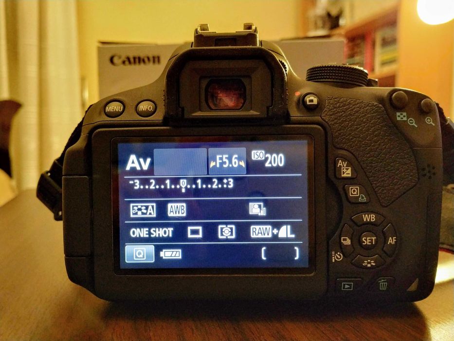 Máquina Fotográfica CANON EOS 700D - Impecável