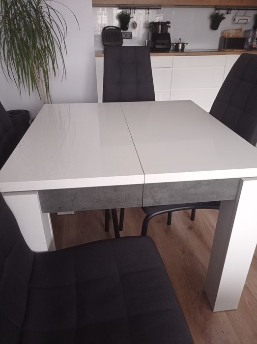 Biały stól lakierowany z wstawkami imitującymi szary beton