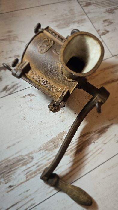 Stara zabytkowa maszynka do mielenia tytoniu