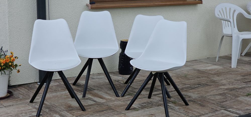 Krzesła białe plastikowe z czarnymi nogami modern 4 sztuki