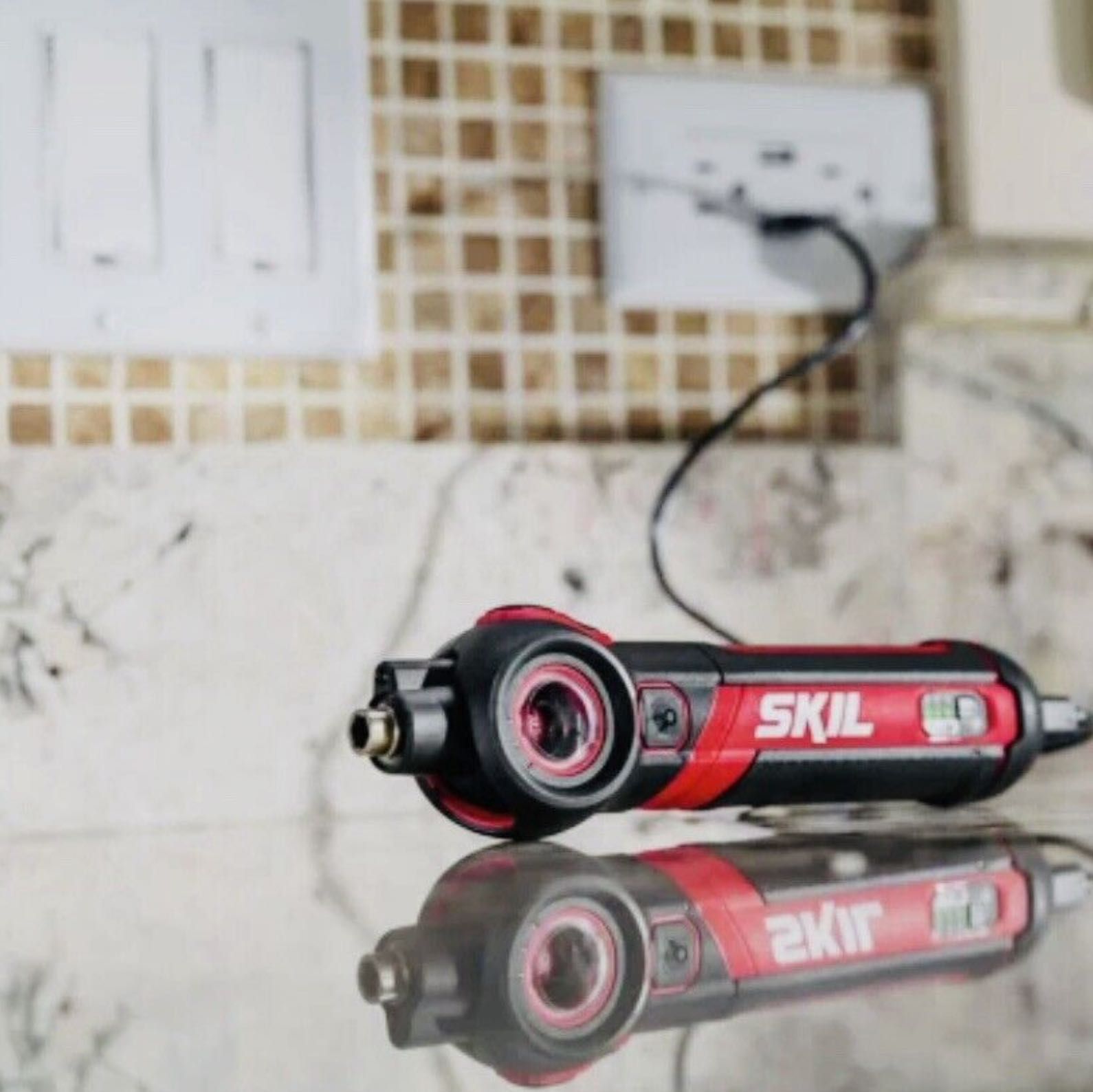 Акумуляторна викрутка SKIL Twist 2.0 з набором біт 35 шт