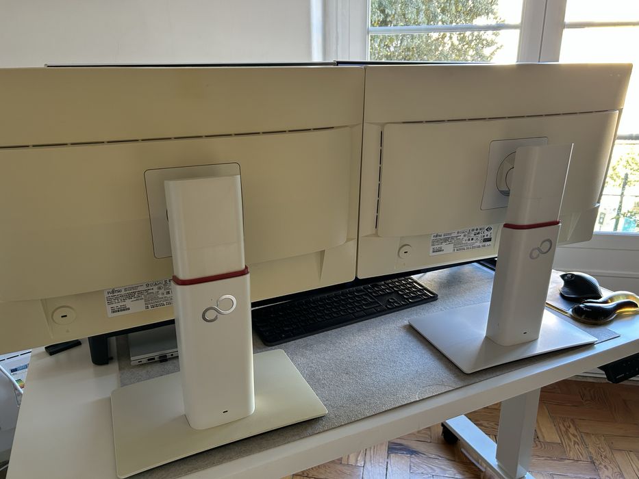 Vendo monitor 24-inch Fujitsu B24W-7 1920 x 1200 LCD Monitor