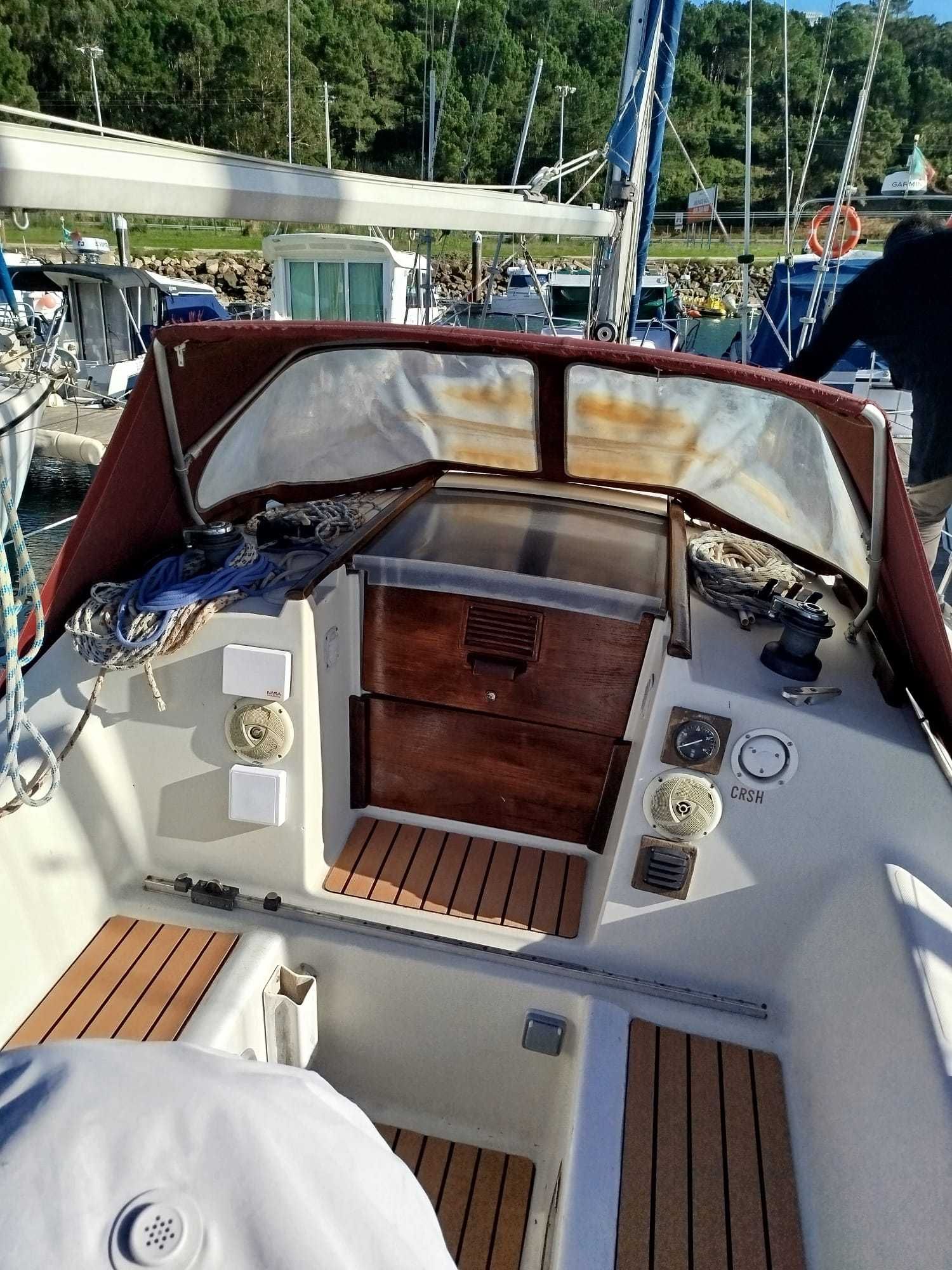 Veleiro Elan 31 – Interior renovado, roda de leme, pronto a navegar