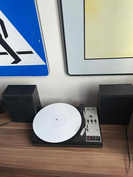 Gramofon z głośnikami