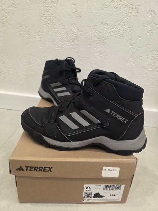 Зимове взуття кросівки Adidas terrex 38р 39р