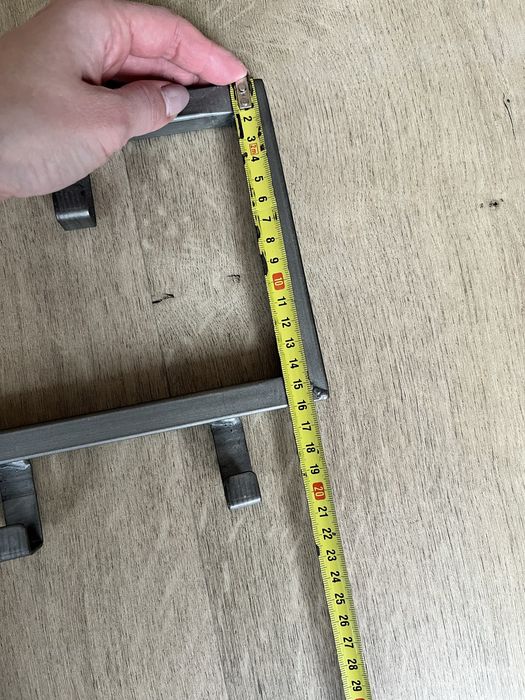 Metalowy wieszak ścienny na ubrania