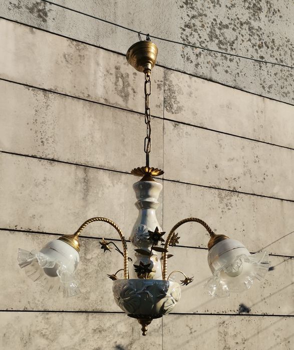 Candeeiro aplicação ao teto, estrutura em latão e cerâmica