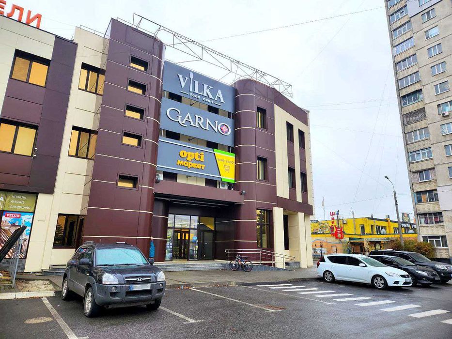 Оренда приміщення в торговому центрі на Захисників України