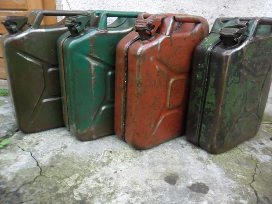 kolekcja kanistrów historycznych