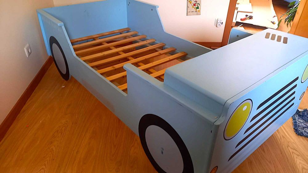 Cama carro para criança com colchão + comoda + mesa de cabeceira