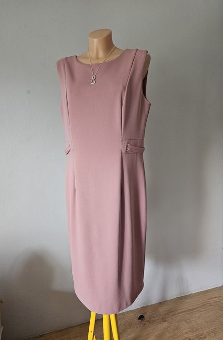 Elegancka sukienka w pudrowym różu r.42 Roman