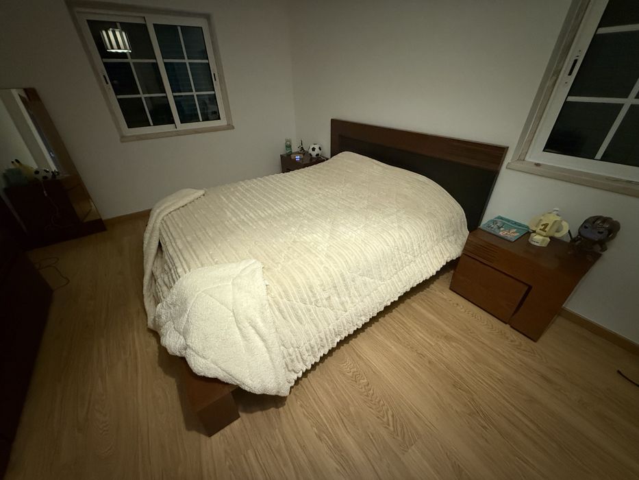 Quarto casal em madeira em bom estado