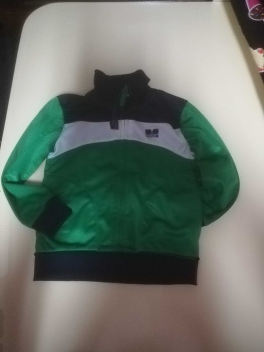 Blusão novo de fato treino para crianças dos 3/4 anos.