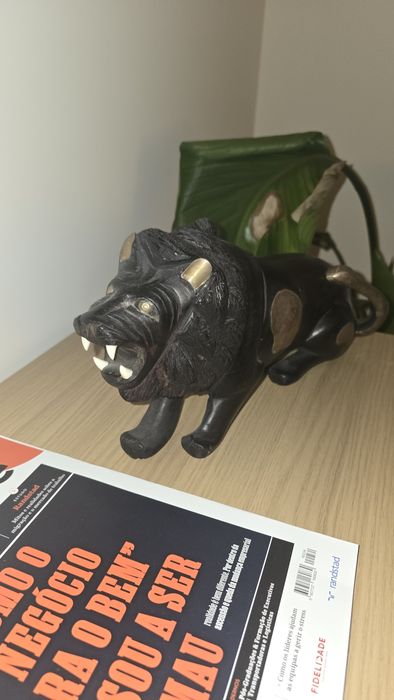 Leão em Pau-Santo e Marfim — Obra da Ourivesaria Alcino