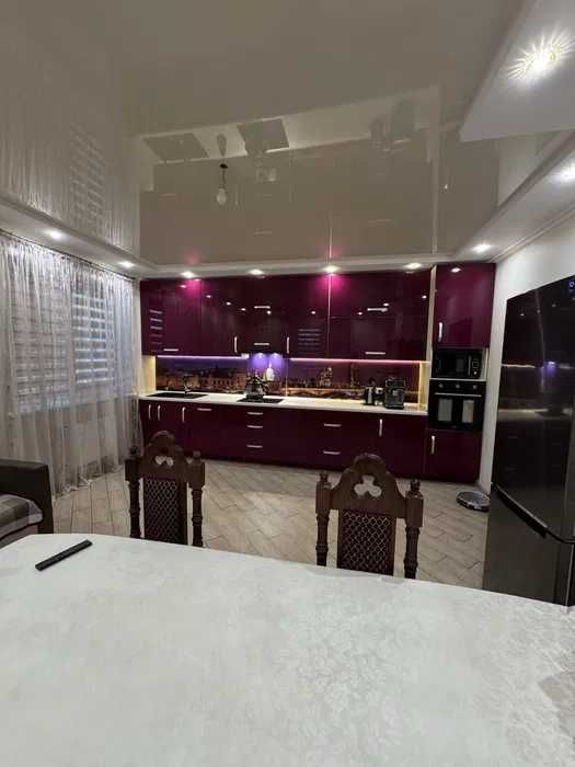 просторий будинок 228 м² з цокольним поверхом та  ділянкою 23 сотки