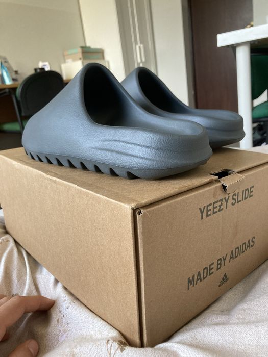 Yeezy slide dark onyx