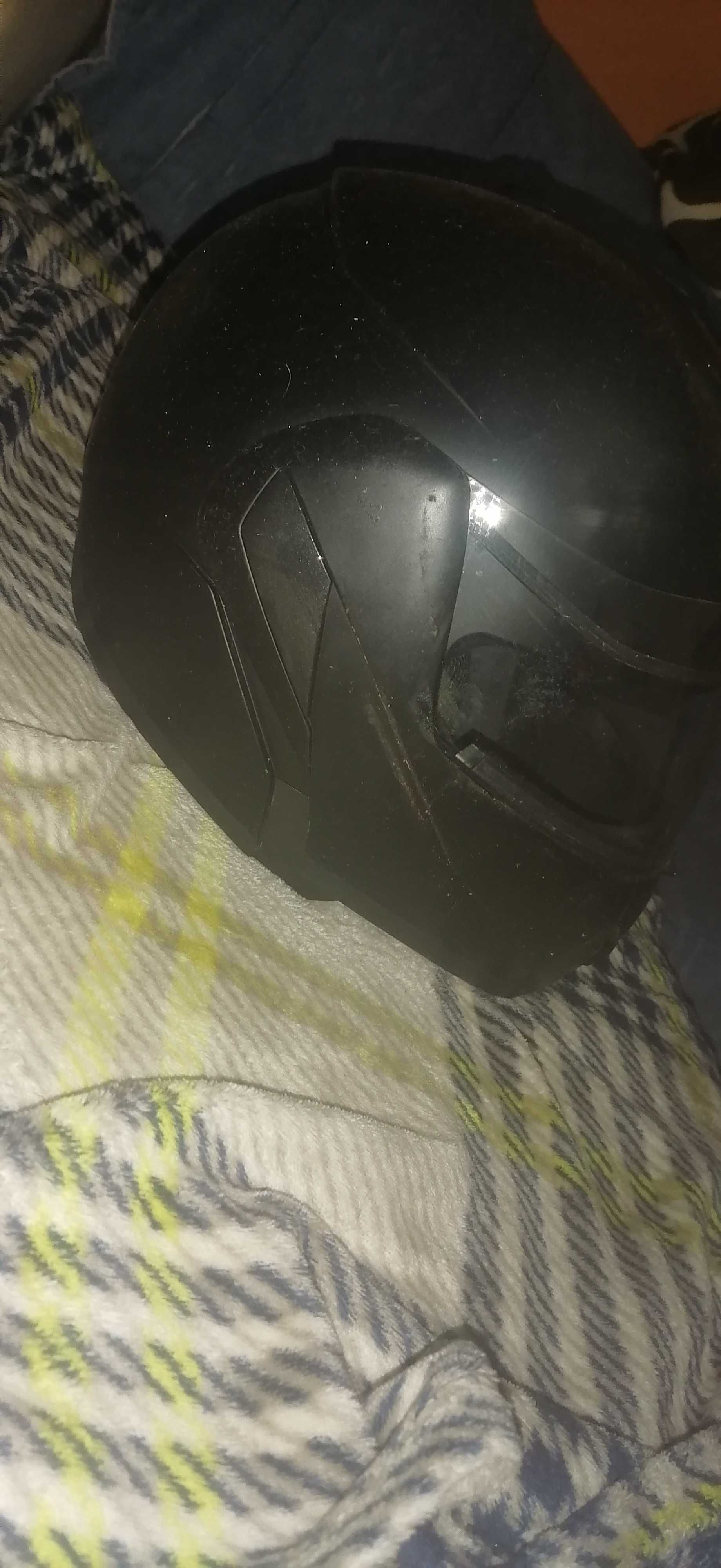 Vende se casaco de moto e capacete