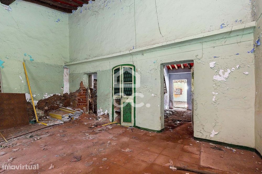 Moradia de 127m² c/ Quintal para recuperar | Bencatel