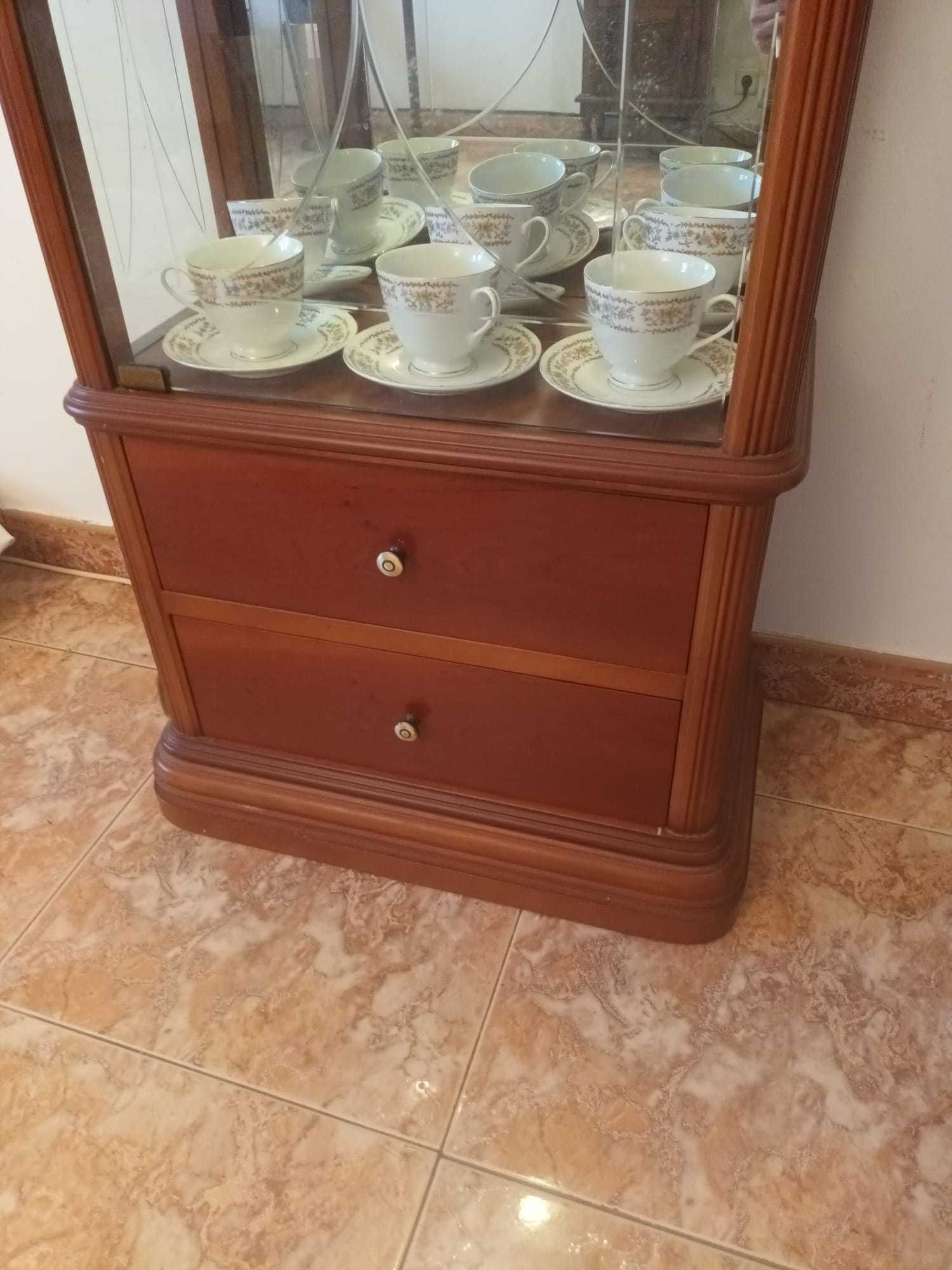Vitrine com iluminação em raiz de madeira de mogno