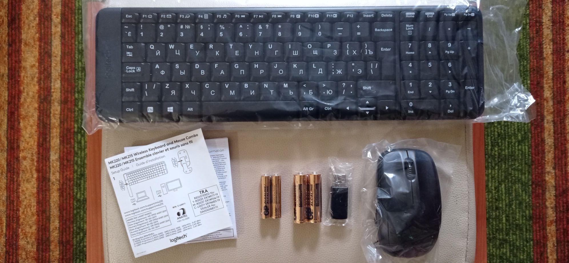 Комплект клавіатура та миша Logitech Wireless Desktop MK220