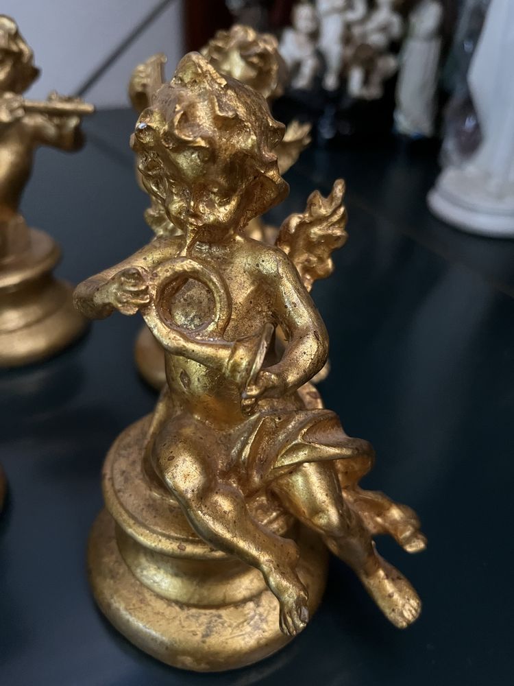 Quatro estatuetas