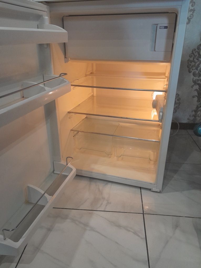 Срочно продам холодильник LIEBHERR Comfort 85cм.