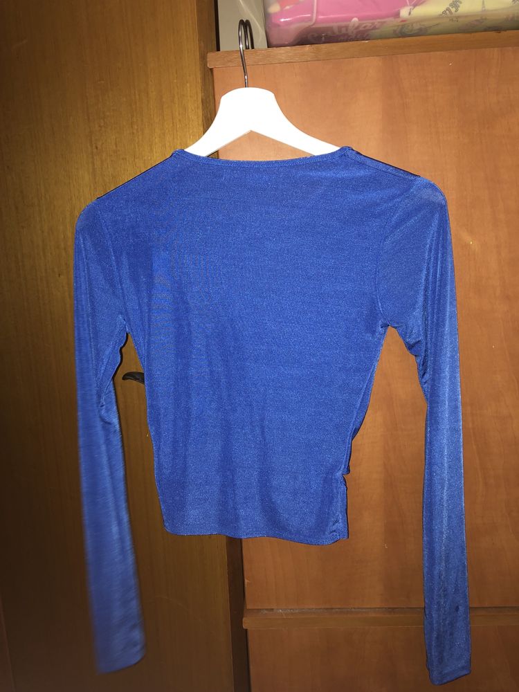 Camisola azul brilhante