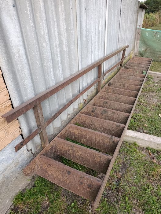 Металева зварна драбина, сходи.