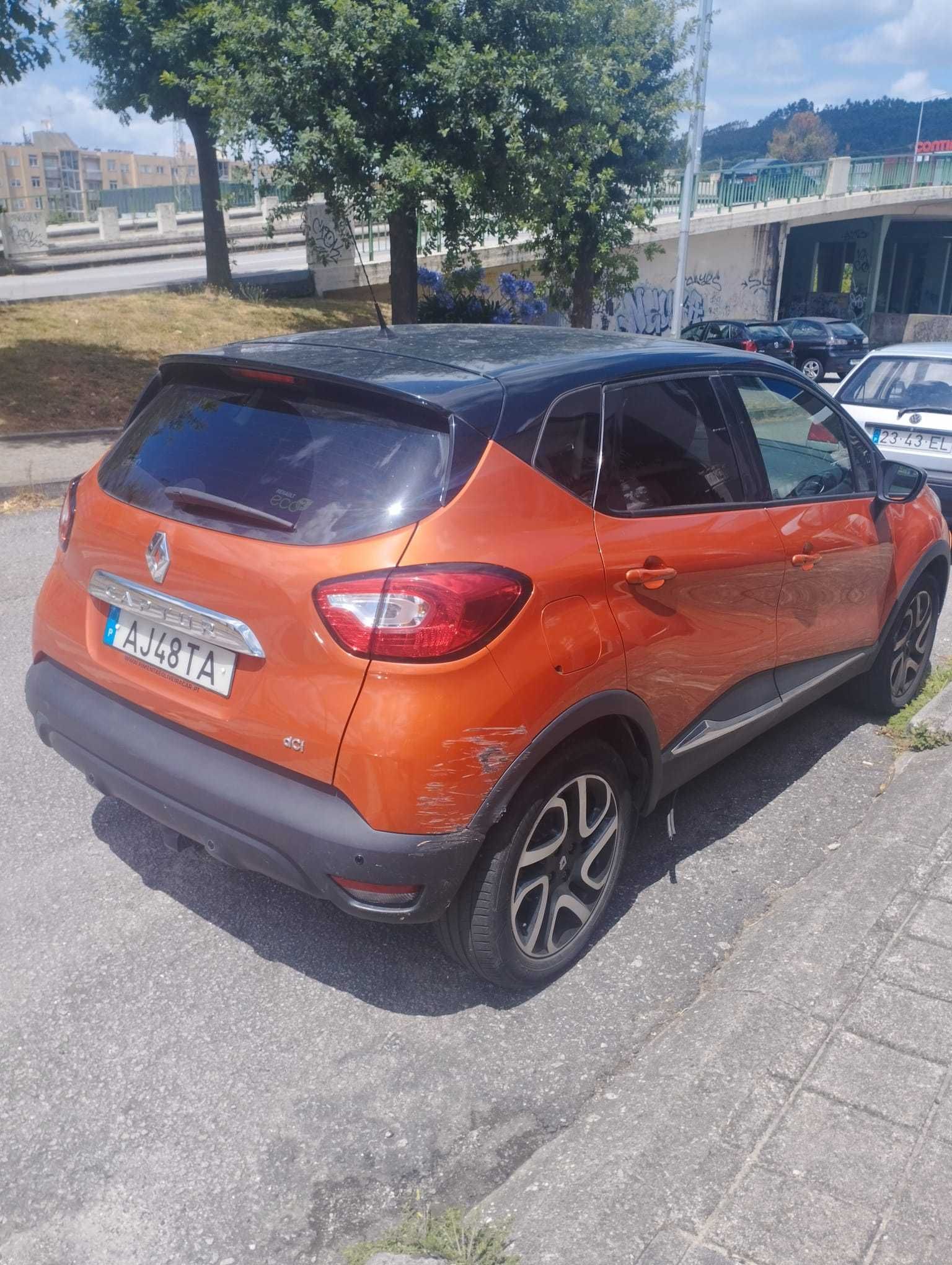 Renault Captur 2016, Cor Laranja, Estado: Muito Bom /Alguns arranhões