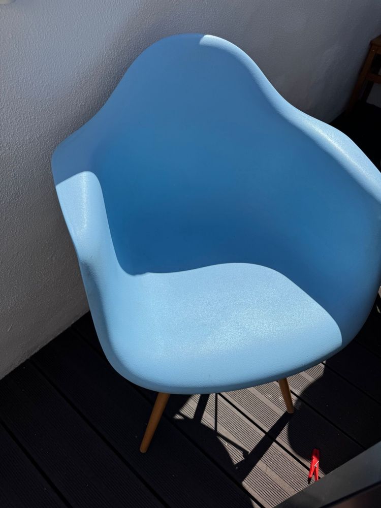 cadeiras de exterior azul e branco