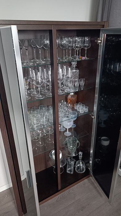 Móvel / cristaleira em madeira 180x100x40