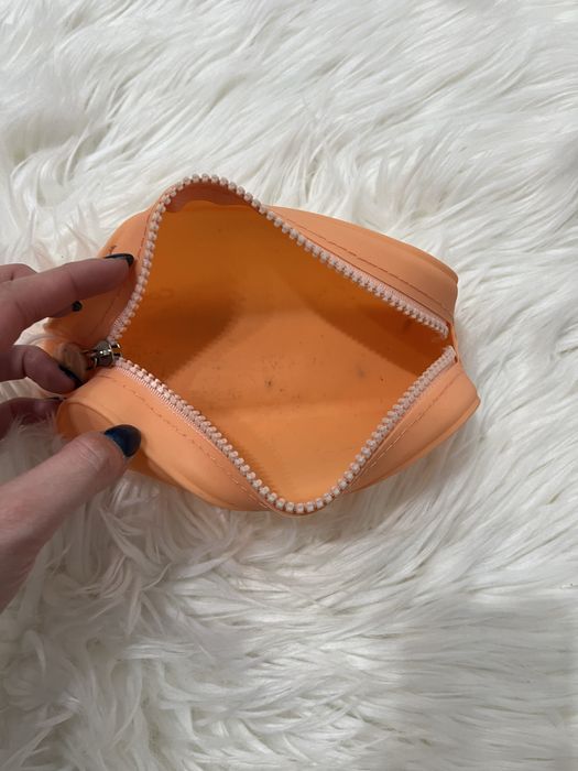 Pomarańczowy piórnik