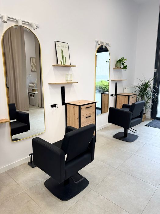 Stanowisko fryzjerskie manicure i pedicure do wynajęcia.