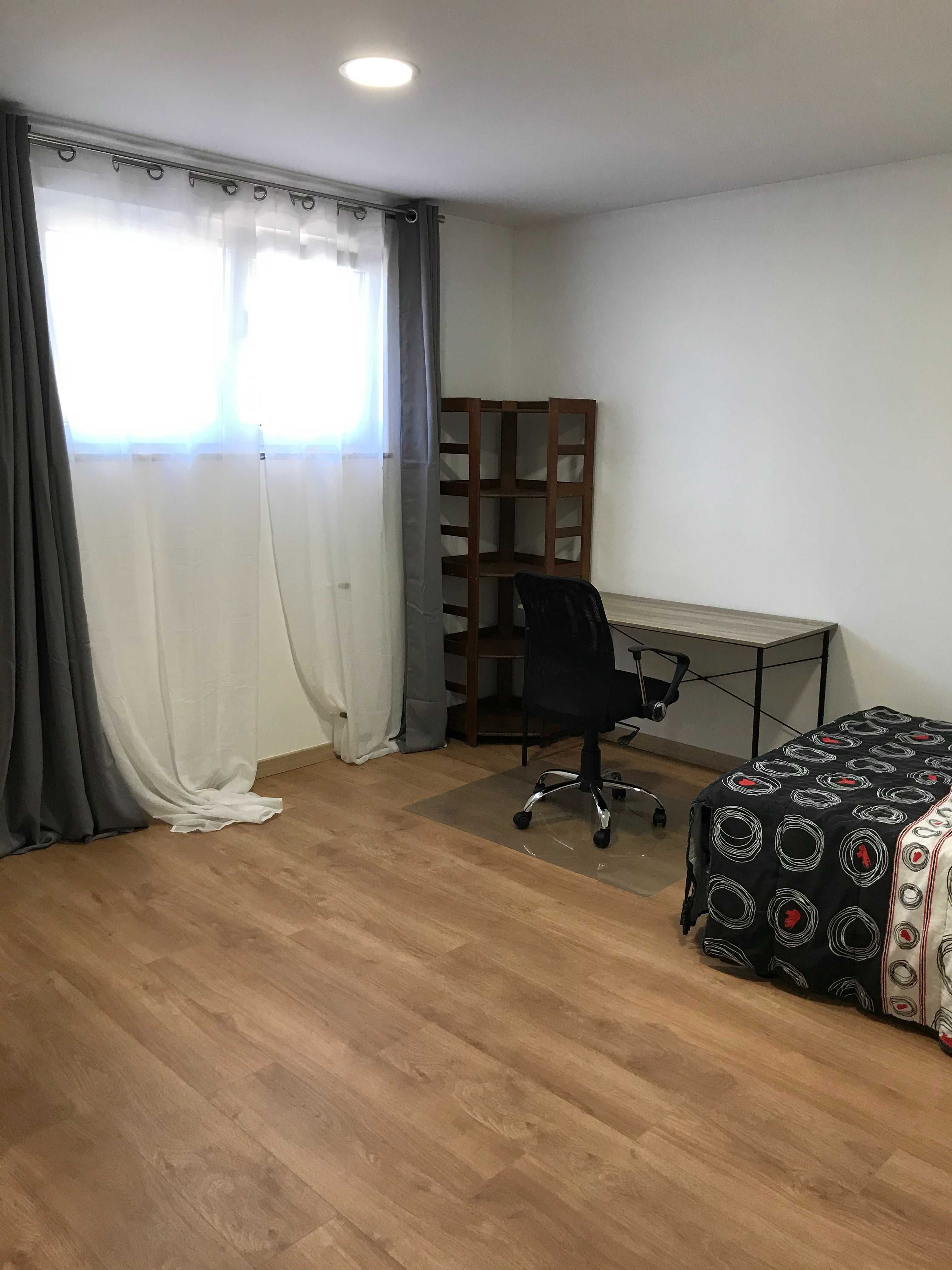 Quarto individual muito grande para rapaz