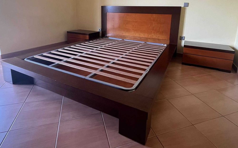 Cama casal, Mesas de cabeceira e Estrado