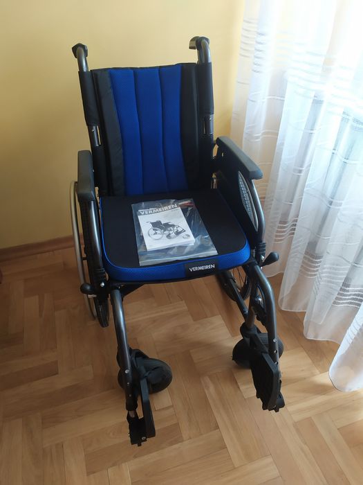 Wózek inwalidzki manualny Vermeiren D200, ze stopów lekkich.