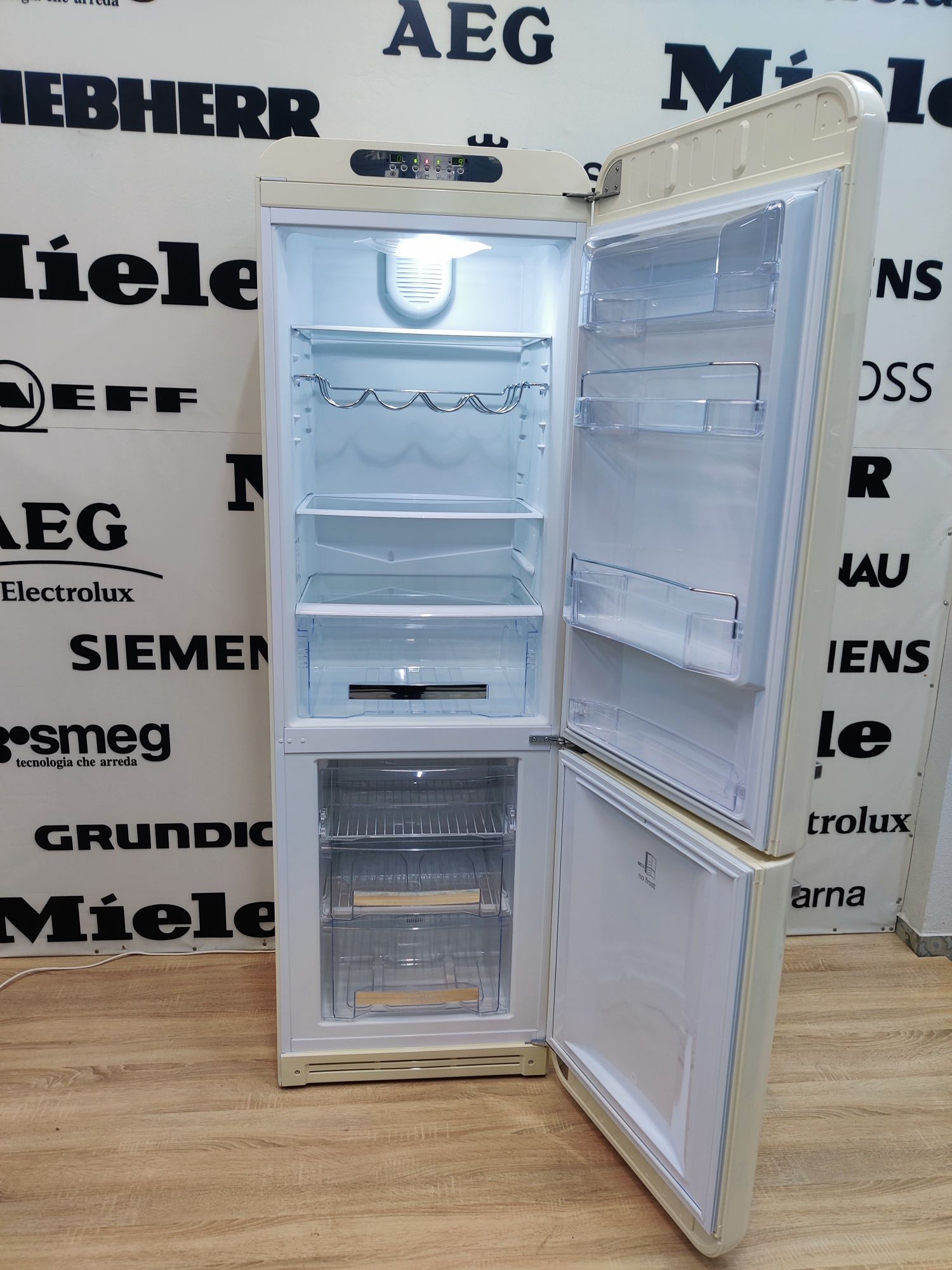 Холодильник SMEG™ Delicate Beige. Бежевый. Супер состояние! Итальянец.