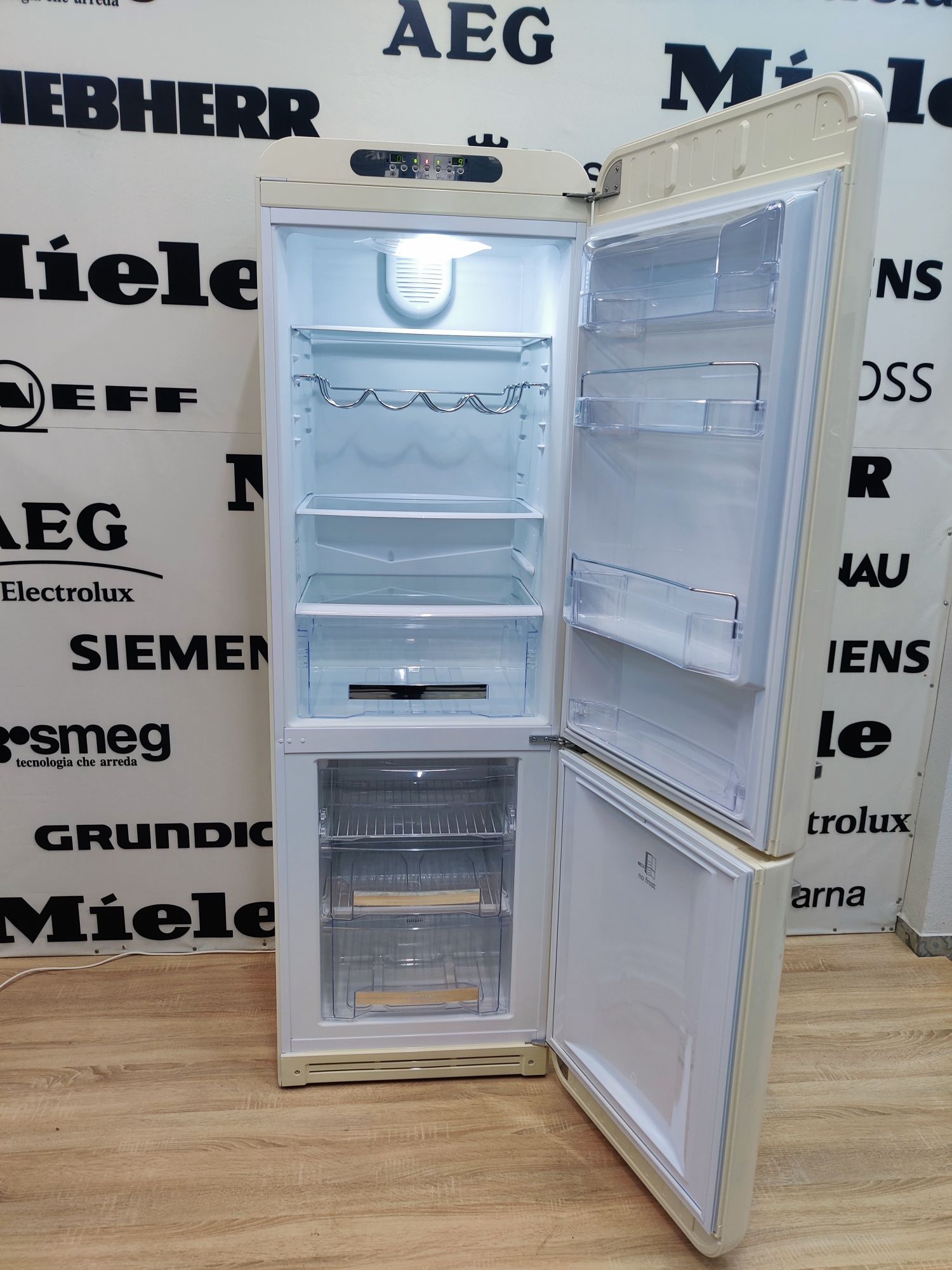 Холодильник SMEG Delicate Beige. Бежевий. Супер стан! Італієць.