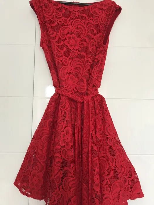 Розкішне плаття червоного кольору