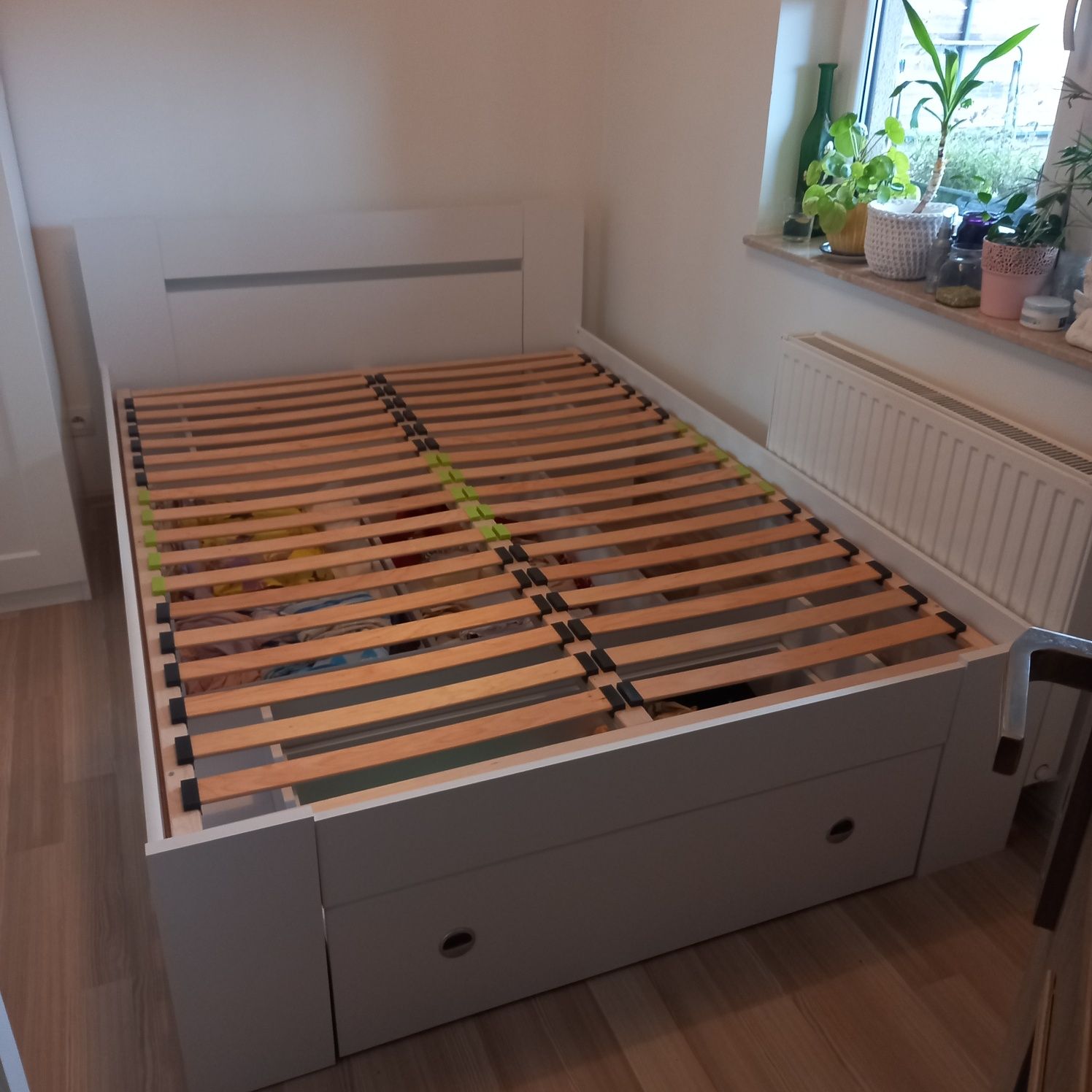 Łóżko ze stelażem i szufladami