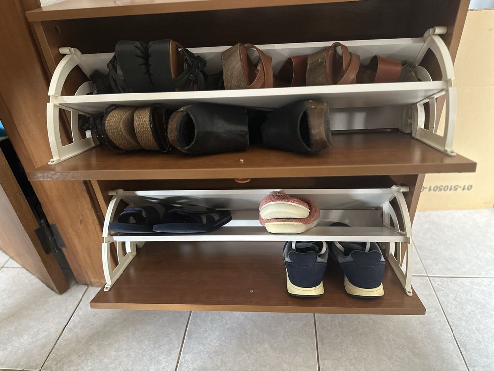 Sapateira com espaço para 12 pares
