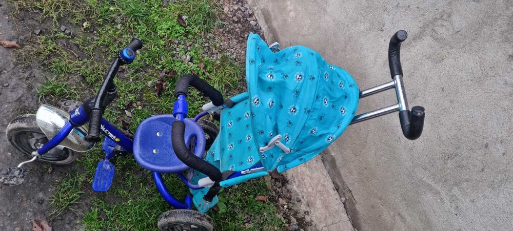 дитяча машина на педалях та три колесний велосипед