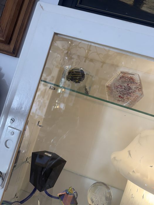 Piekna metalowa szafka apteczna