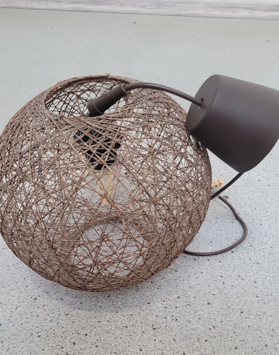 Lampa sufitowa klosz pleciony brązowy.