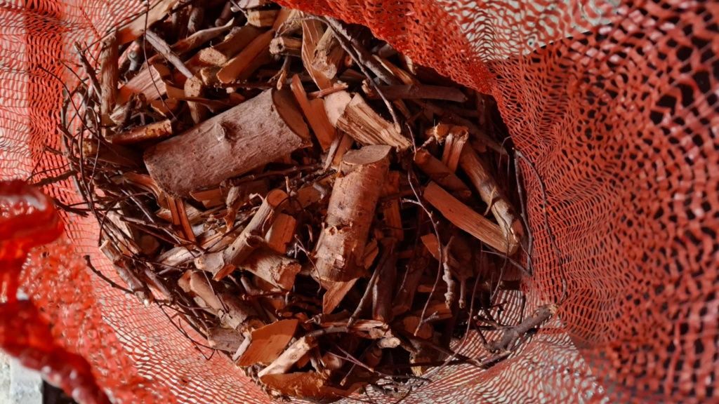 Zrębka gałęzi 1-4cm w workach ażurowych 60x120 50kg idealna na opał