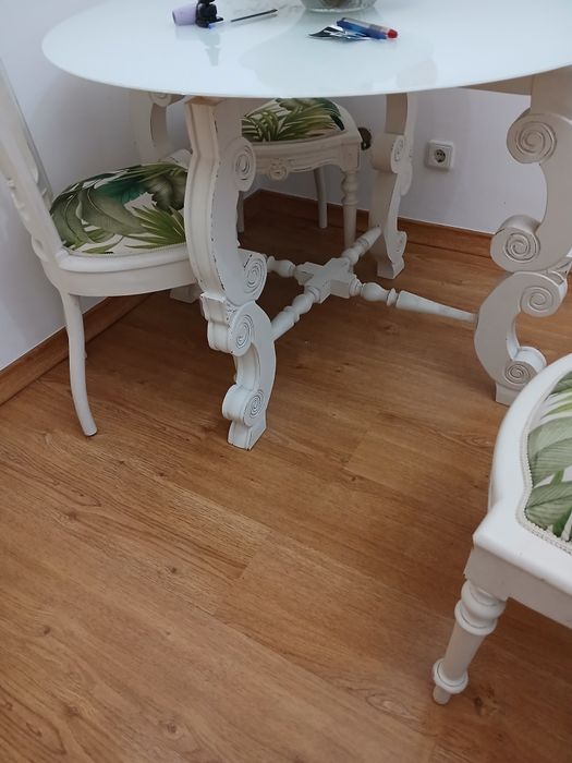 Uma mesa com 3 cadeiras