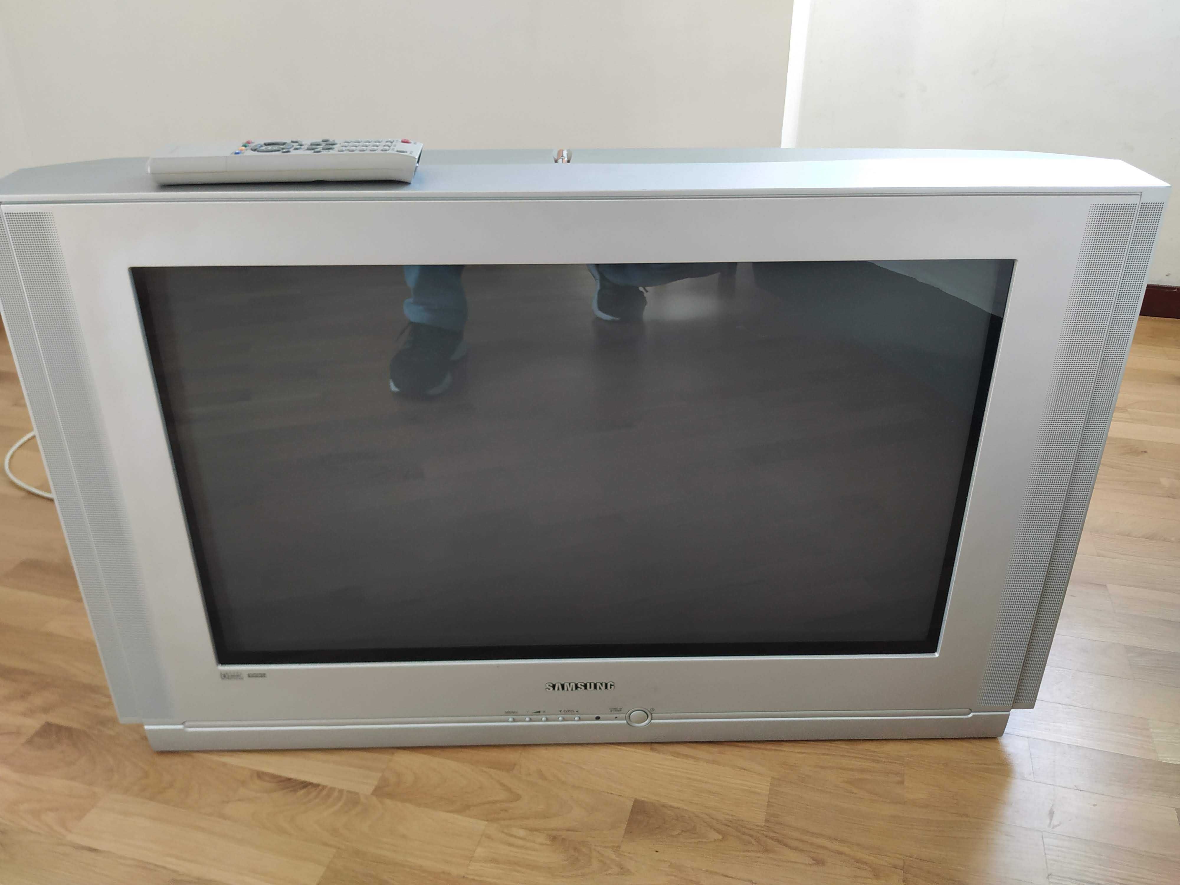 TV - uma Philips de 28" e uma Samsung de 32"