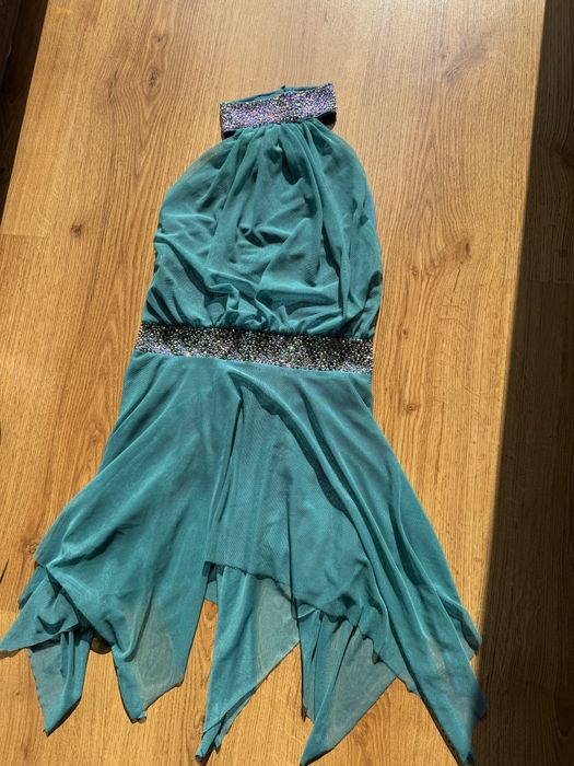 Bogato zdobiony stroj do tańca dla dziewczynki