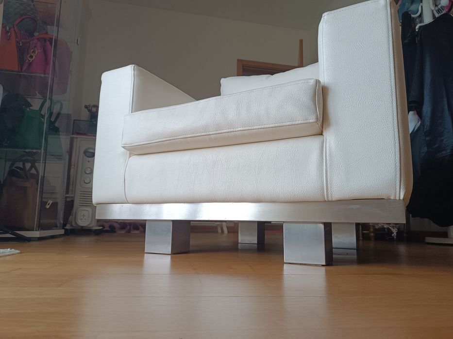 Poltrona em pele sintética — branco casca de ovo, pés em inox escovado